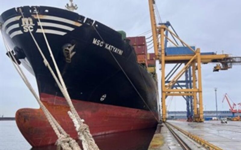APMT希洪迎来港口历史上最大的集装箱船