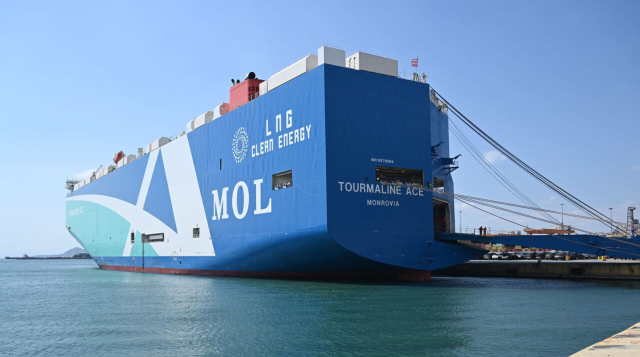 MOL’s LNG-powered vessel docks at Port of Piraeus