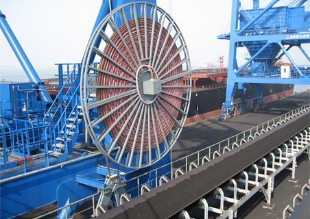 Cable reeling drum with permanent magnetic coupler